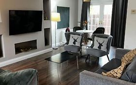 15 Min Drive To Airport 20 Min To Loch Lomond And City Center